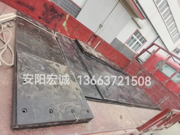 自卸車車底滑板發(fā)貨南寧，安陽宏誠(chéng)自卸車車底滑板卸車沒煩惱！